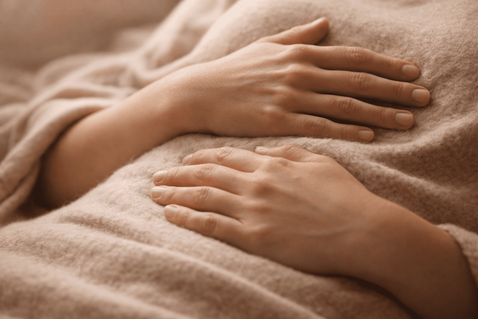 Ademwerk bij traumaverwerking in Alkmaar: handen op borst en buik om het zenuwstelsel te kalmeren